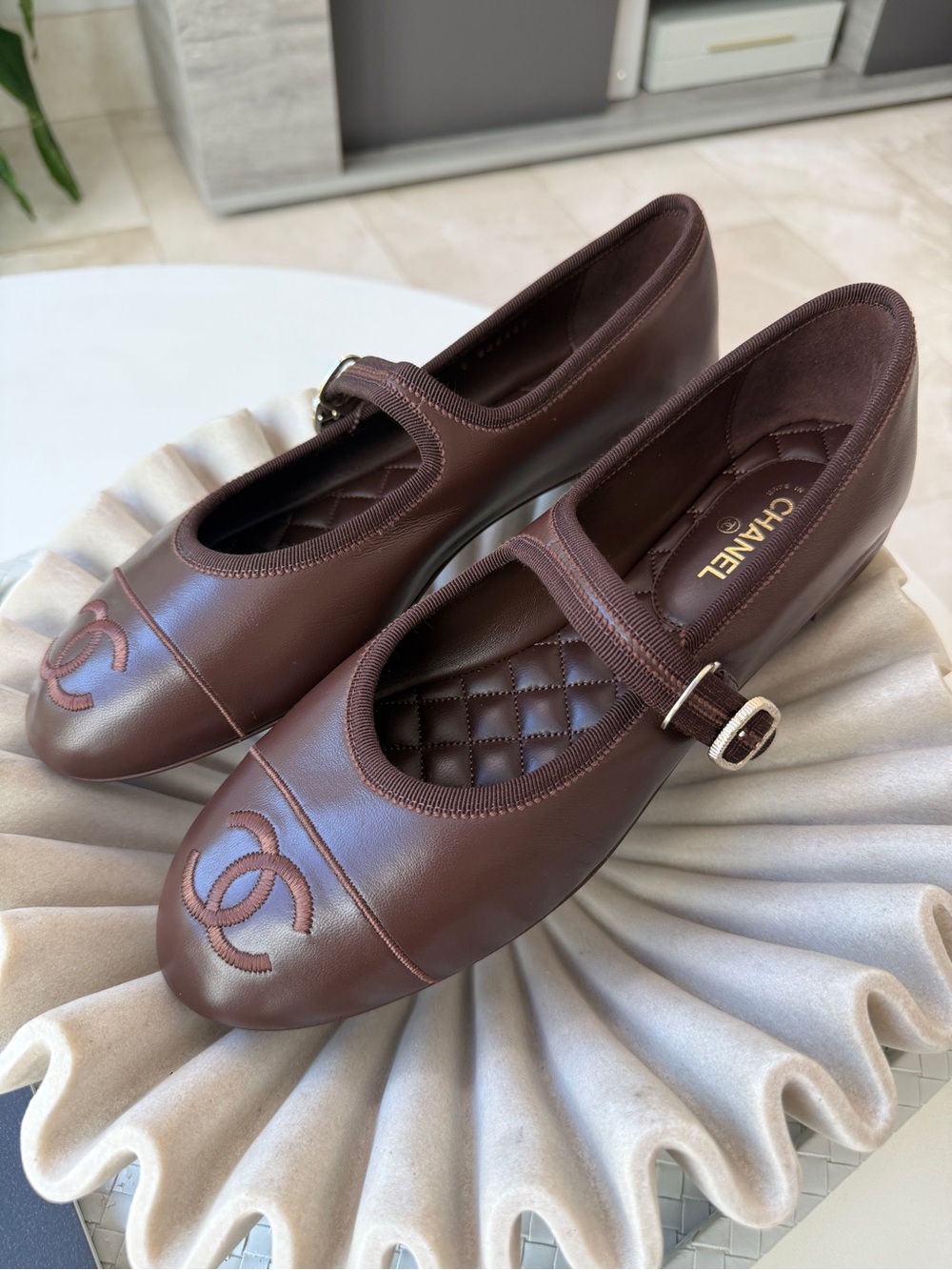 CHANEL CC LOGO BROWN MARRON FONCE LEATHER MARYJANE BALLET FLATS SHOES GHW 40.5C - Picture 7 of 13